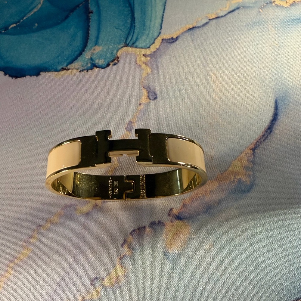 Clic H Bracelet in Cream and Gold - Picture 3 of 16